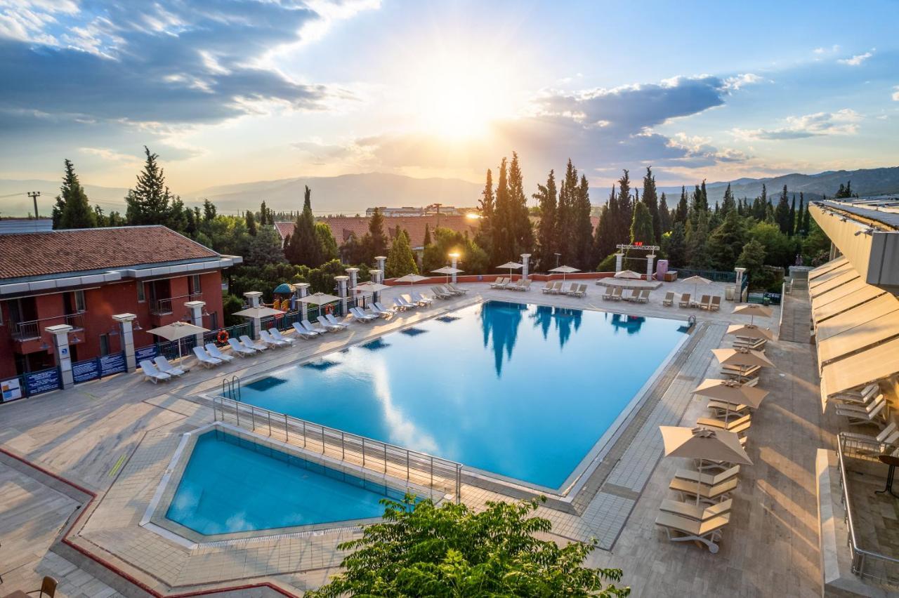 Spa Hotel Colossae Thermal Karahayit  Bagian luar foto The hotel's pool