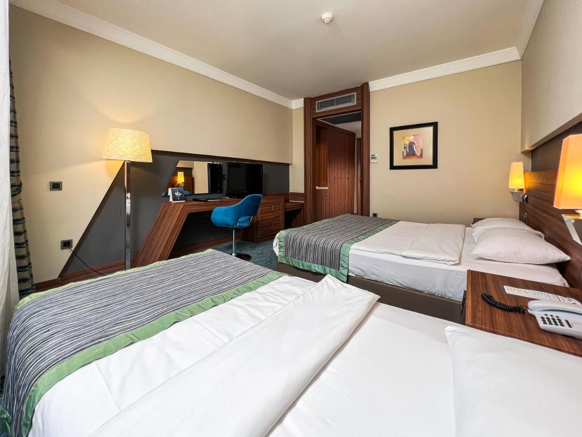 Spa Hotel Colossae Thermal Karahayit  Bagian luar foto A room at the hotel